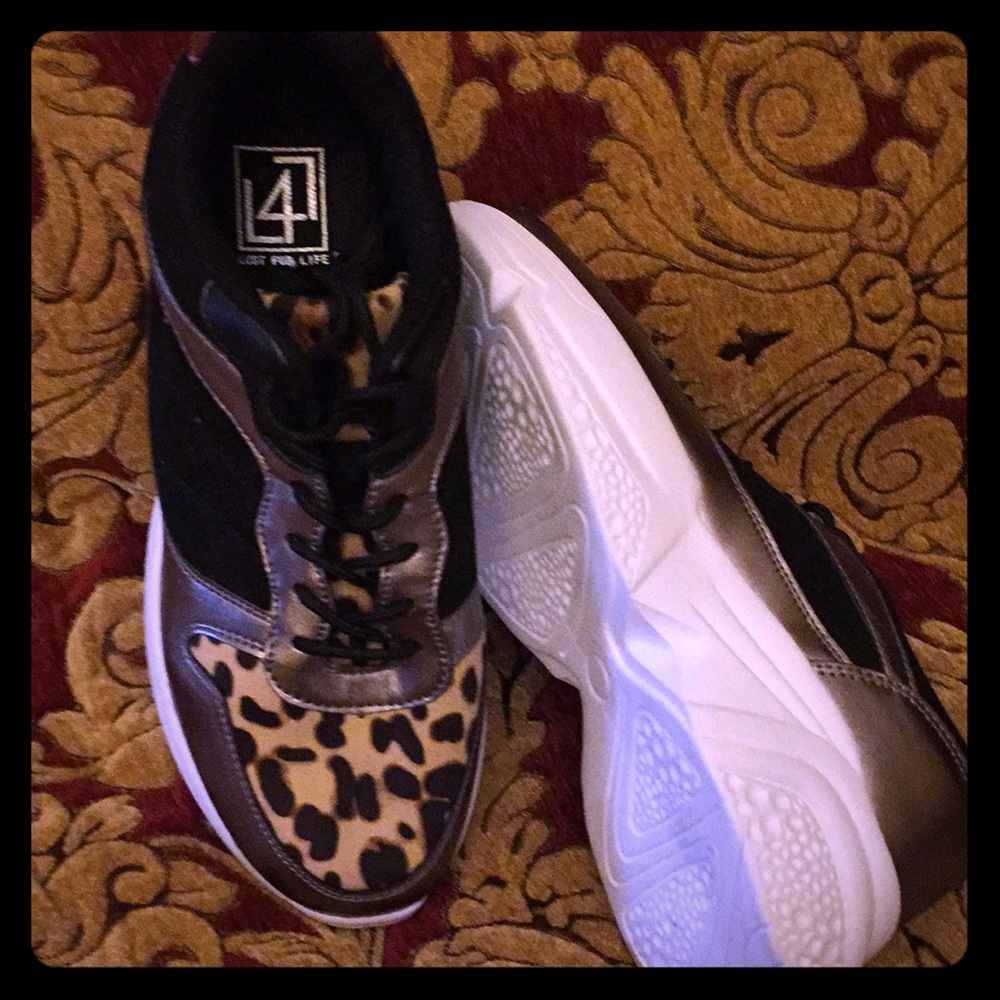 Tennis shoes